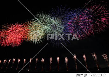 夜空に輝く花火(長野えびす講煙火大会 長野県) 夜空に輝く花火(長野えびす講煙火大会 長野県) 76566137