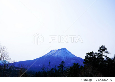 春の双岳台から見た雄阿寒岳 北海道 春の双岳台から見た雄阿寒岳 北海道 76566215