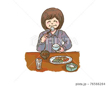 笑顔で食事をする女性 76566264