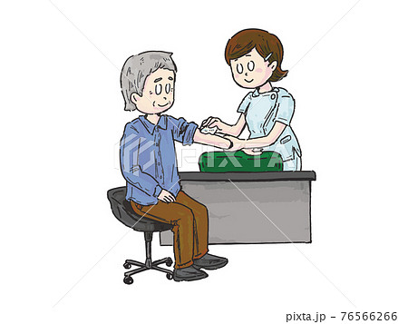 腕を看護師に消毒してもらうおじいさん 注射前 76566266