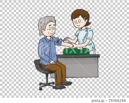 腕を看護師に消毒してもらうおじいさん 注射前 76566266