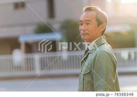 働く男性 76566346