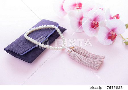 仏具　数珠と胡蝶蘭の物撮り 76566824