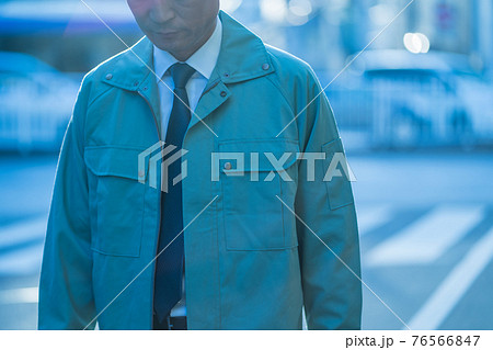 働く男性 76566847