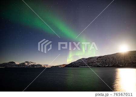 満月の春のオーロラは優しく美しい 76567011