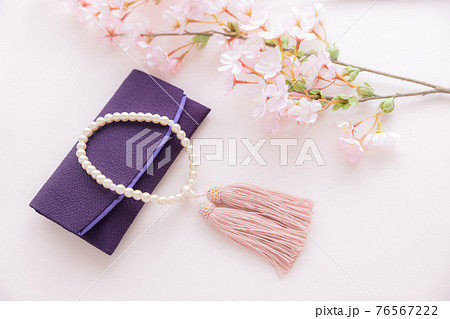 仏具　数珠と桜の物撮り 76567222
