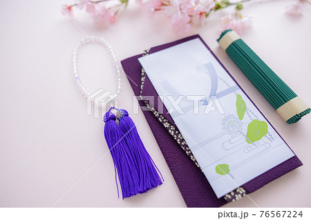 仏具 数珠と桜の物撮り 仏具 数珠と桜の物撮り 76567224