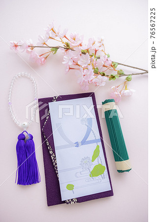 仏具 数珠と桜の物撮り 仏具 数珠と桜の物撮り 76567225