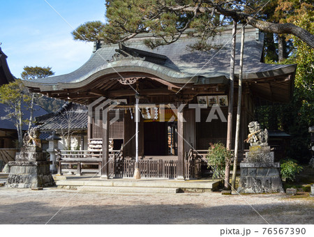 住吉神社の入母屋銅板葺きの屋根が鎮守の森に溶け込む 76567390