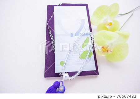 仏具 数珠と黄色胡蝶蘭の物撮り 仏具 数珠と黄色胡蝶蘭の物撮り 76567432