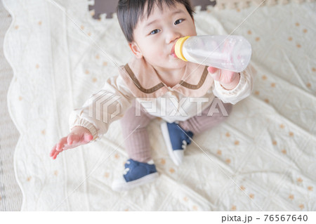 ファーストシューズを履いた赤ちゃん ファーストシューズを履いた赤ちゃん 76567640
