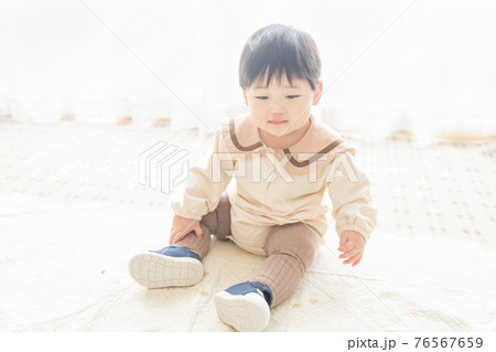 ファーストシューズを履いた赤ちゃん ファーストシューズを履いた赤ちゃん 76567659
