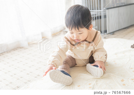 ファーストシューズを履いた赤ちゃん ファーストシューズを履いた赤ちゃん 76567666