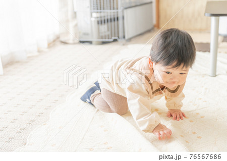ファーストシューズを履いた赤ちゃん ファーストシューズを履いた赤ちゃん 76567686