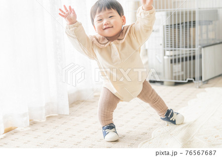 ファーストシューズを履いた赤ちゃん 76567687