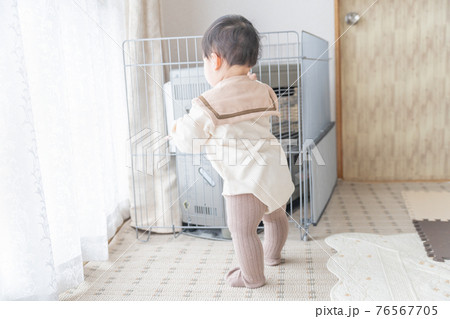 タイツを履いた赤ちゃん タイツを履いた赤ちゃん 76567705