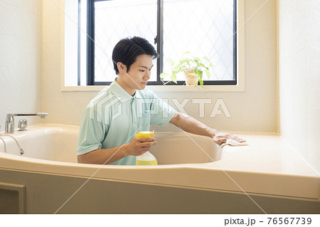 バスルームの清掃をするハウスクリーニングの男性作業員 バスルームの清掃をするハウスクリーニングの男性作業員 76567739