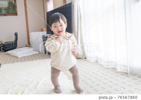 たっちする赤ちゃん イメージの写真素材