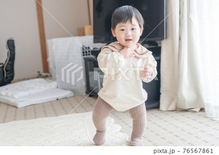たっちする赤ちゃん イメージの写真素材