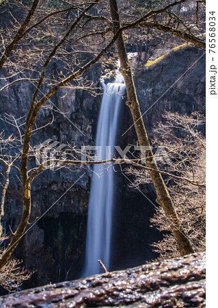 栃木県日光にある華厳の滝 76568034