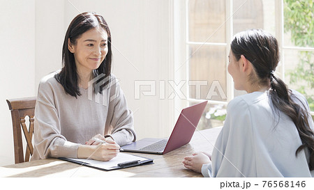 カウンセリングする女性 カウンセリングする女性 76568146
