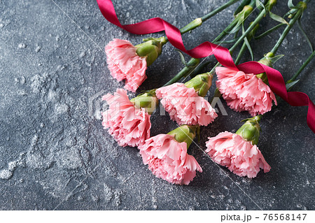 カーネーションの花束　母の日イメージ 76568147