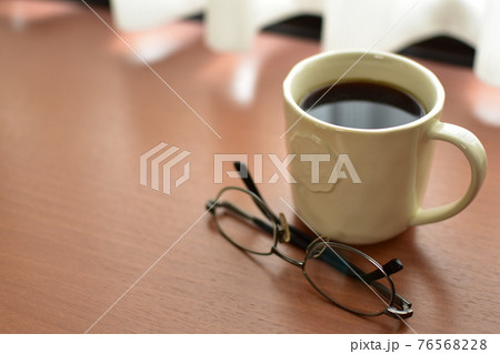 窓辺でモーニングコーヒー 窓辺でモーニングコーヒー 76568228