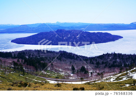 氷が解け始めた美幌峠から見た春の屈斜路湖 北海道 氷が解け始めた美幌峠から見た春の屈斜路湖 北海道 76568336