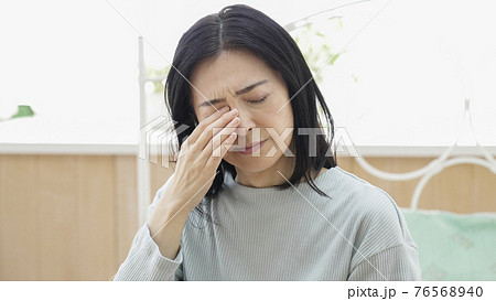 体調不良のミドル女性 体調不良のミドル女性 76568940