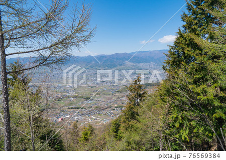甲州高尾山から柏尾山の登山道から見た景色 76569384