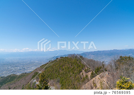 甲州高尾山の東峰から見た景色(遠景に南アルプス) 甲州高尾山の東峰から見た景色(遠景に南アルプス) 76569395