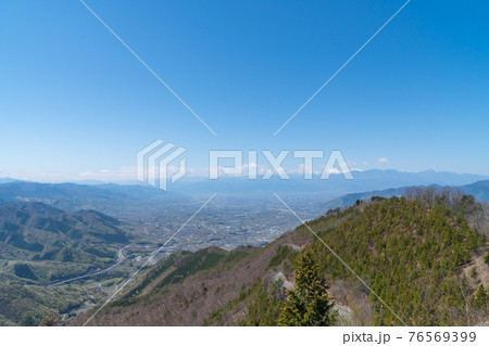 甲州高尾山の東峰から見た景色（甲府盆地と遠景に南アルプス） 76569399