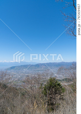 甲州高尾山の展望台から見た景色（遠景に南アルプス） 76569407