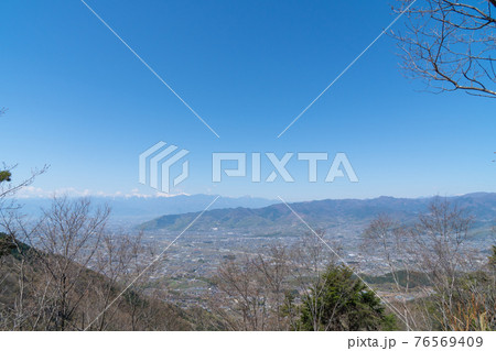 甲州高尾山の展望台から見た景色（遠景に南アルプス） 76569409