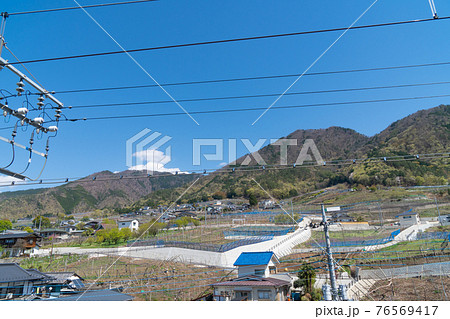 JR勝沼ぶどう郷駅から見た甲州高尾山 76569417