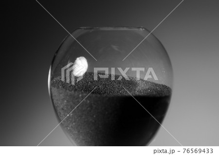 Black and white photo of hourglass close up 76569433