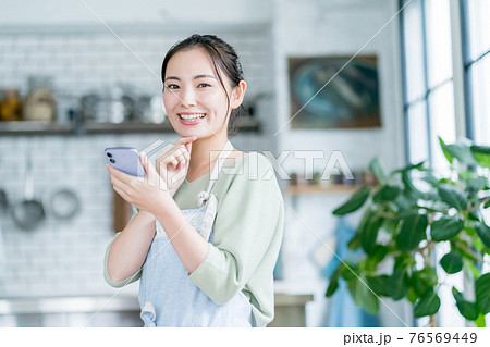 スマホと主婦 76569449
