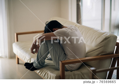 落ち込む男性・引きこもる男性イメージ 76569665