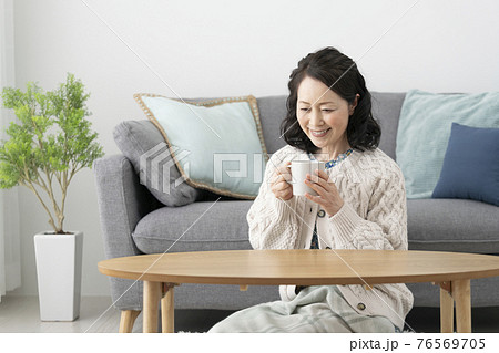 マグカップ を持った笑顔の60代半ばの女性 マグカップ を持った笑顔の60代半ばの女性 76569705