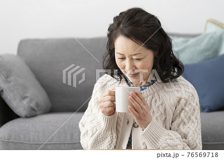 マグカップ を持った笑顔の60代半ばの女性 マグカップ を持った笑顔の60代半ばの女性 76569718