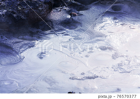 泥が煮え立つボッケ　阿寒湖畔　北海道 76570377