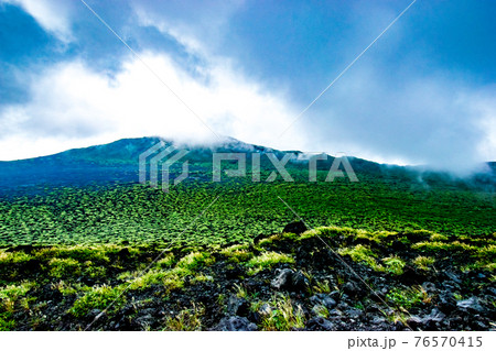 東京都大島町の伊豆大島にある火山三原山お鉢周りで見た雲や霧に覆われた裏砂漠と白石山 76570415