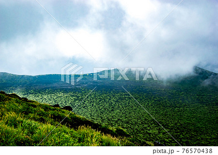 東京都大島町の伊豆大島にある火山三原山お鉢周りで見た雲や霧に覆われた裏砂漠と白石山 東京都大島町の伊豆大島にある火山三原山お鉢周りで見た雲や霧に覆われた裏砂漠と白石山 76570438