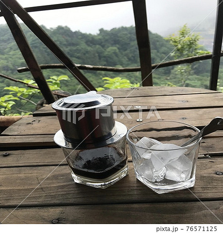 ベトナムのサパで飲むベトナムコーヒーの風景 76571125