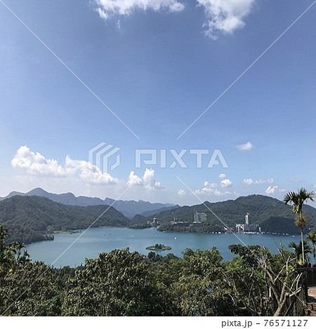 台湾の観光スポットの日月潭の美しい風景 台湾の観光スポットの日月潭の美しい風景 76571127