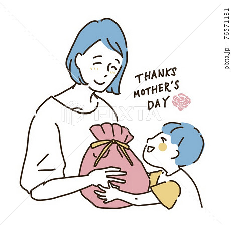 母の日のプレゼントを贈っている男の子と受けとる母親 76571131