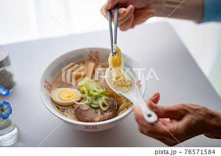 醤油ラーメン頂きます 醤油ラーメン頂きます 76571584