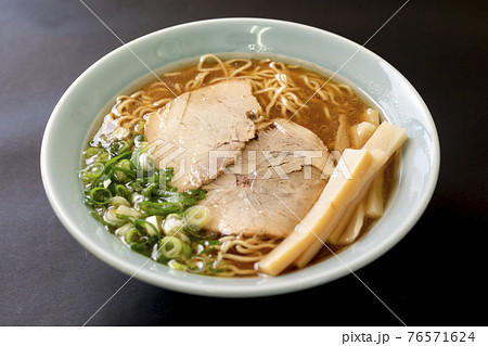 黒背景のシンプルな醤油ラーメン 76571624