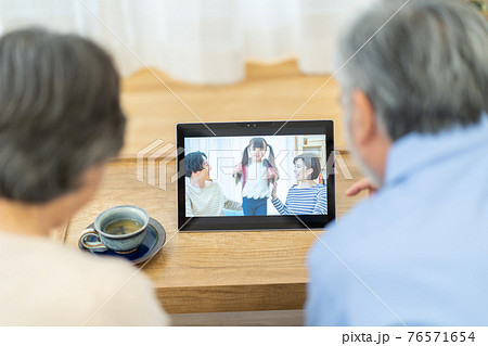 夫婦　リモート帰省　オンライン帰省 76571654