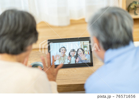 夫婦　リモート帰省　オンライン帰省 76571656